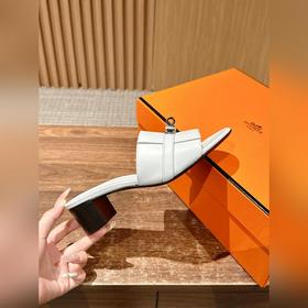 Новые тапочки Hermes Kelly с застежкой Kelly выглядят более стиль