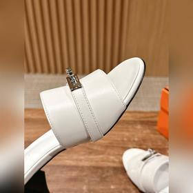 Новые тапочки Hermes Kelly с застежкой Kelly выглядят более стиль