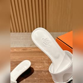 Новые тапочки Hermes Kelly с застежкой Kelly выглядят более стиль
