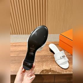 Новые тапочки Hermes Kelly с застежкой Kelly выглядят более стиль