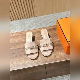 Новые тапочки Hermes Kelly с застежкой Kelly выглядят более стиль