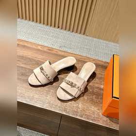 Новые тапочки Hermes Kelly с застежкой Kelly выглядят более стиль