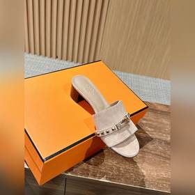Новые тапочки Hermes Kelly с застежкой Kelly выглядят более стиль