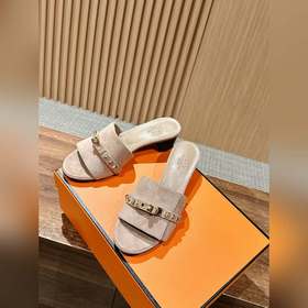 Новые тапочки Hermes Kelly с застежкой Kelly выглядят более стиль