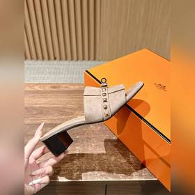 Новые тапочки Hermes Kelly с застежкой Kelly выглядят более стиль