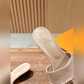 Новые тапочки Hermes Kelly с застежкой Kelly выглядят более стиль