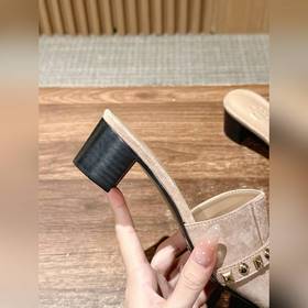 Новые тапочки Hermes Kelly с застежкой Kelly выглядят более стиль