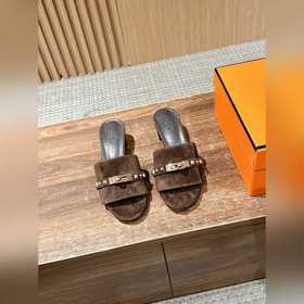 Новые тапочки Hermes Kelly с застежкой Kelly выглядят более стиль