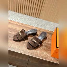 Новые тапочки Hermes Kelly с застежкой Kelly выглядят более стиль