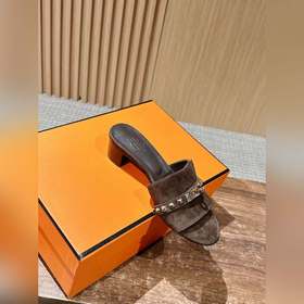 Новые тапочки Hermes Kelly с застежкой Kelly выглядят более стиль
