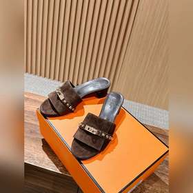 Новые тапочки Hermes Kelly с застежкой Kelly выглядят более стиль