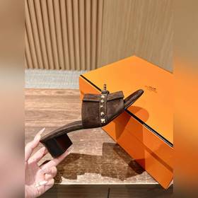Новые тапочки Hermes Kelly с застежкой Kelly выглядят более стиль