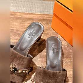 Новые тапочки Hermes Kelly с застежкой Kelly выглядят более стиль