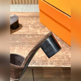 Новые тапочки Hermes Kelly с застежкой Kelly выглядят более стиль