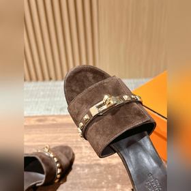 Новые тапочки Hermes Kelly с застежкой Kelly выглядят более стиль