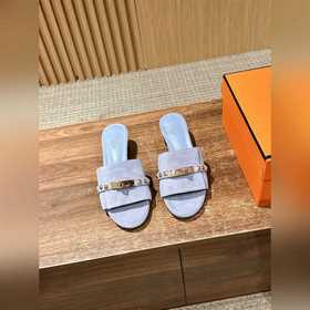 Новые тапочки Hermes Kelly с застежкой Kelly выглядят более стиль