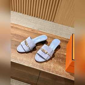 Новые тапочки Hermes Kelly с застежкой Kelly выглядят более стиль