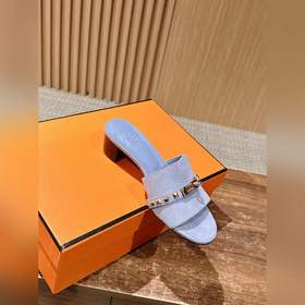 Новые тапочки Hermes Kelly с застежкой Kelly выглядят более стиль