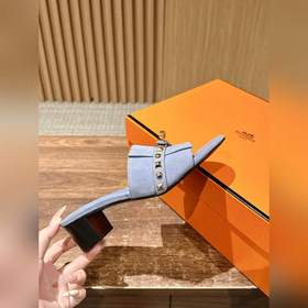Новые тапочки Hermes Kelly с застежкой Kelly выглядят более стиль