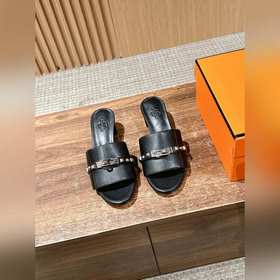 Новые тапочки Hermes Kelly с застежкой Kelly выглядят более стиль