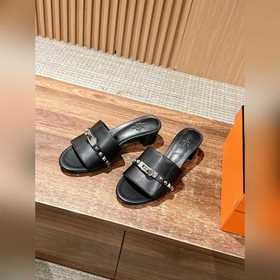 Новые тапочки Hermes Kelly с застежкой Kelly выглядят более стиль