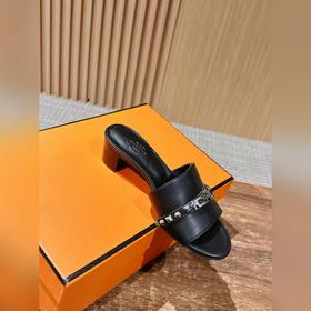 Новые тапочки Hermes Kelly с застежкой Kelly выглядят более стиль