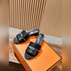 Новые тапочки Hermes Kelly с застежкой Kelly выглядят более стиль