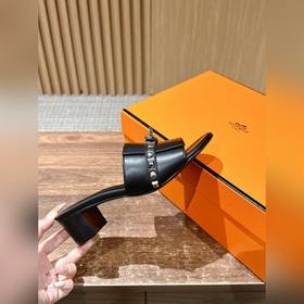 Новые тапочки Hermes Kelly с застежкой Kelly выглядят более стиль