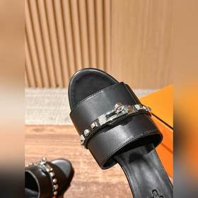Новые тапочки Hermes Kelly с застежкой Kelly выглядят более стиль