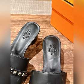 Новые тапочки Hermes Kelly с застежкой Kelly выглядят более стиль
