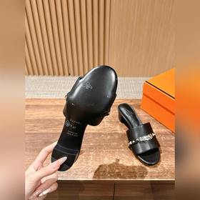 Новые тапочки Hermes Kelly с застежкой Kelly выглядят более стиль