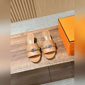 Новые тапочки Hermes Kelly с застежкой Kelly выглядят более стиль
