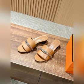 Новые тапочки Hermes Kelly с застежкой Kelly выглядят более стиль