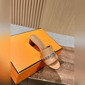 Новые тапочки Hermes Kelly с застежкой Kelly выглядят более стиль