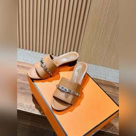 Новые тапочки Hermes Kelly с застежкой Kelly выглядят более стиль