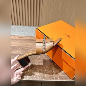 Новые тапочки Hermes Kelly с застежкой Kelly выглядят более стиль
