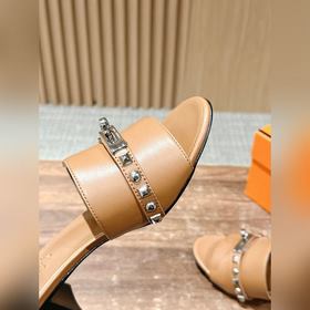 Новые тапочки Hermes Kelly с застежкой Kelly выглядят более стиль