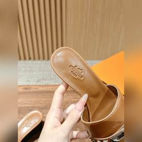 Новые тапочки Hermes Kelly с застежкой Kelly выглядят более стиль