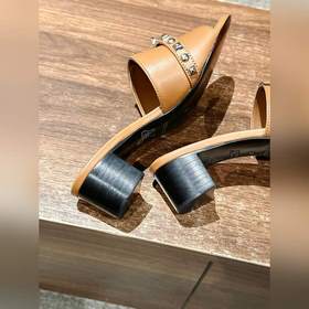 Новые тапочки Hermes Kelly с застежкой Kelly выглядят более стиль