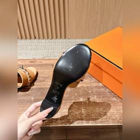 Новые тапочки Hermes Kelly с застежкой Kelly выглядят более стиль