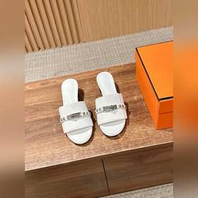 Новые тапочки Hermes Kelly с застежкой Kelly выглядят более стиль