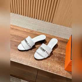 Новые тапочки Hermes Kelly с застежкой Kelly выглядят более стиль
