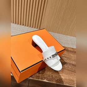 Новые тапочки Hermes Kelly с застежкой Kelly выглядят более стиль