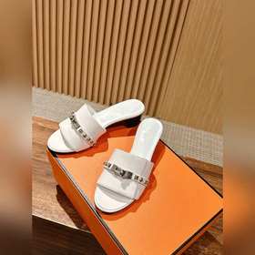 Новые тапочки Hermes Kelly с застежкой Kelly выглядят более стиль