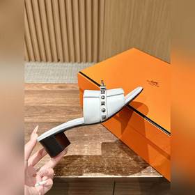 Новые тапочки Hermes Kelly с застежкой Kelly выглядят более стиль