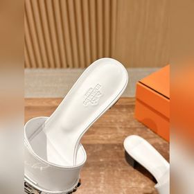 Новые тапочки Hermes Kelly с застежкой Kelly выглядят более стиль