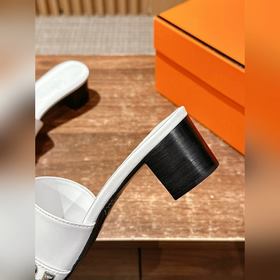 Новые тапочки Hermes Kelly с застежкой Kelly выглядят более стиль