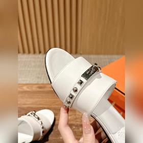 Новые тапочки Hermes Kelly с застежкой Kelly выглядят более стиль