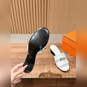 Новые тапочки Hermes Kelly с застежкой Kelly выглядят более стиль