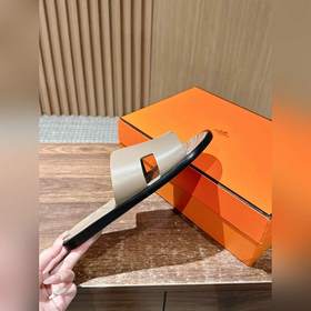 Классические тапочки для пар от Hermès с отпечатками ладоней/стра